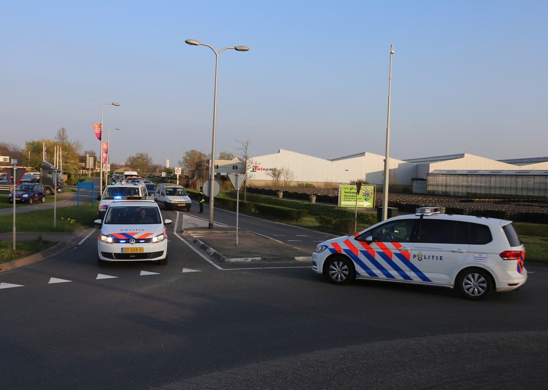 Ongeval scooter met auto op rotonde Delfweg Noordwijkerhout